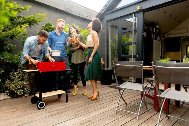 Дополнительно рекомендуется предусмотреть защиту постройки от ветров – например, разместить зону поблизости от природных укрытий или установить декоративные ограждения. Это сохранит комфорт и безопасность посетителей, снизит риск распространения огня и дыма.