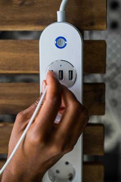 При выборе крышек для наружных розеток предпочтение следует отдавать моделям с автоматическими или раскрывающимися защитными элементами, обеспечивающими закрытие после использования. Установка крышек должна производиться строго по инструкции, с использованием герметичных креплений и уплотнительных прокладок, препятствующих проникновению влаги. Обязательное условие – наличие маркировки, подтверждающей соответствие устройства требованиям эксплуатации в условиях повышенной влажности. Для дополнительной защиты рекомендуется предусмотреть закрепление крышки к корпусу, что исключит их случайное открытие при сильном ветре или механическом воздействии.