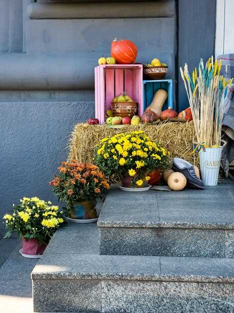 Положение фонарей и светильников необходимо предусматривать с учетом общего стиля. На классическом участке выигрышно смотрятся конструктивные кованые светильники, а на современном – минималистичные светодиодные прожекторы. Важно, чтобы источники гармонировали с остальными элементами: деревянными скамейками, каменными дорожками и вертикальной отделкой.