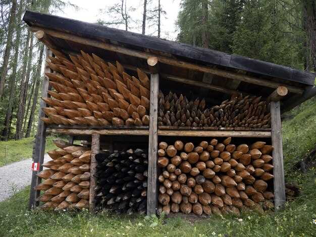 Для возведения стенок оптимально использовать материал с высокой воздухопроницаемостью–например, плиты из влагостойкой OSB или деревянные доски с зазорами. Перед сборкой все элементы обрабатывают антисептическими составами и покрывают огнебиозащитными пропитками, что уменьшает риск возникновения грибковой плесени и повышает устойчивость к огню. Внутренний слой стен рекомендуется делать из материала с гладкой поверхностью, чтобы быстро удалять пыль и грязь, удерживающую вредных насекомых и микроорганизмы. Вариантами служат вагонка или изоляционные листы с вентильной прослойкой, позволяющие обеспечить постоянную циркуляцию воздуха и уменьшить риск накопления избыточной влажности внутри конструкции.