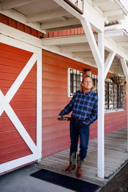 Регулярная очистка поверхности, удаление пыли и мусора занимает примерно 10-15 минут раз в неделю, что позволяет предотвратить накопление загрязнений и сохраняет внешний вид сооружения. Для металлических элементов рекомендуется применять антикоррозийные составы раз в три месяца, что занимает дополнительно 20 минут. В межсезонье стоит уделить время проверке герметичности соединений и целостности защитных покрытий, что обычно требует 30-40 минут, особенно в условиях суровых климатических воздействий.