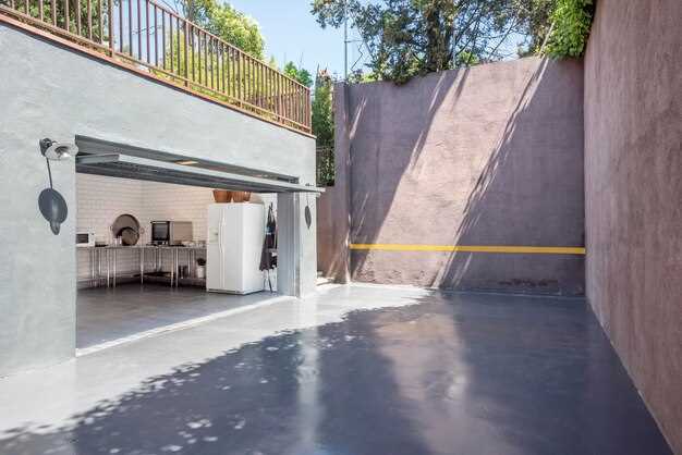 Для сокращения эксплуатационных расходов рекомендуется отдавать предпочтение каркасным конструкциям из легких металлических или оцинкованных металлических профилей. Такие материалы требуют минимальной защиты от коррозии благодаря наличию антикоррозионных покрытий, а их монтаж облегчен благодаря стандартизированным элементам. Внутренние поверхности можно отделывать недорогими, но долговечными материалами, например, влагостойкой гипсокартонной или ПВХ-панелью, что снижает необходимость в регулярных ремонтах и обновлении отделки.