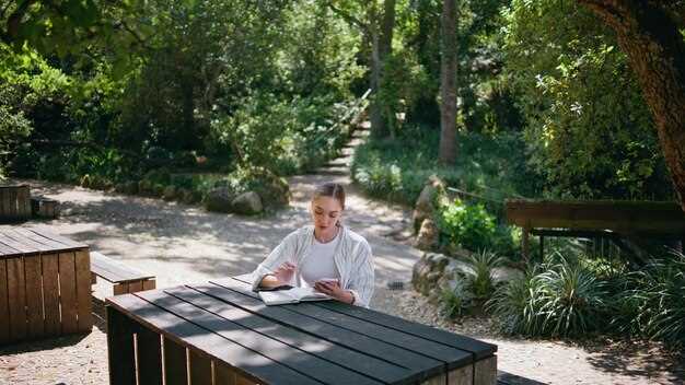 undefinedОптимизация использования пространства</strong> позволяет избежать хаоса и накопления необязательных конструкций. Разделите участок на функциональные зоны: зона для отдыха, огород и вспомогательные объекты. При этом выбирайте компактные и универсальные решения, например, складывающуюся мебель и многофункциональные контейнеры для хранения.»></p>
<p><em>Регулярная наведение порядка</em> способствует созданию гармоничной атмосферы. Организуйте еженедельные уборки и профилактические работы по уходу за территорией. Удаляйте мусор, проводите ремонтные работы по мере необходимости, чтобы избежать затягивания и накопления мелких недоделок.</p>
<p><img decoding=