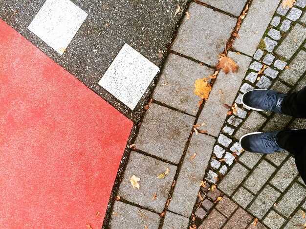 Для участков с высоким уровнем влажности или заливаемых дренажных систем применяют материалы с хорошей водопроницаемостью. Например, песчано-щебеночные подушки под асфальтовым покрытием обеспечивают быстрое отведение воды, предотвращая образование луж и разрушение основы. Использование геотекстиля под слоем щебня помогает стабилизировать основание и существенно снижает риск проседания и деформации.