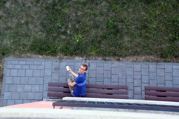 При укладке покрытий важен правильный выбор техники. Для асфальтирования рекомендуется современное дорожное оборудование – асфальтоукладчики с системой равномерного распределения и виброрейками, обеспечивающими плотное соединение слоев. В случае использования твердых покрытий из бетонных элементов стоит применять специальные виброплиты для уплотнения основания и подготовки поверхности к монтажу.