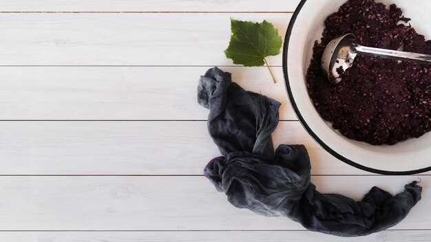 Для накрытия почвы предпочтительно использовать натуральные виды материалов, такие как солома, кора деревьев, опилки и скошенная трава. Они хорошо пропускают воздух, разлагаются, отдавая питание растениям и увеличивая плодородие грунта.