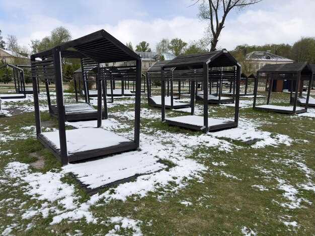 Использование материалов с низкой влажностью и высокой стойкостью к коррозии, таких как оцинкованная сталь или специально обработанный древесный материал, позволяет значительно увеличить срок службы конструкции. Внутреннее покрытие должно быть выполнено с учетом условий эксплуатации, предотвращая образование плесени и гниения.