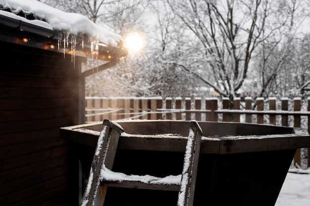 Организация системы вентиляции и теплоизоляции обеспечит длительный срок хранения материалов. Внутренняя часть должна иметь достаточно пространства для свободного доступа и минимизации риска появления плесени или гниения. Эффективные решения включают монтаж горизонтальных ламелей или общего каркаса, регулировку расстояния между которыми позволяет добиться оптимальных условий для хранения различного инвентаря.