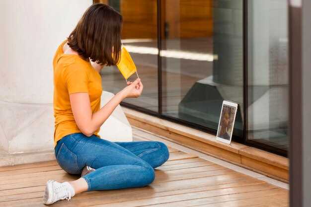 Для быстрого устранения сквозняков рекомендуется применять вату, пену или тканевые заделки, которые засовывают в щели вокруг окна. Такие меры помогают уменьшить поступление прохладного воздуха, не прибегая к капитальному ремонту. В случае необходимости их можно легко извлечь или заменить.