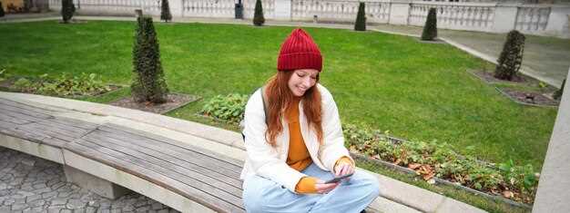 Для зоны отдыха рекомендуется расположить ее на участке, граничащем с зеленой насадкой или в тенистой части, чтобы обеспечить комфорт и уединение. Высокие деревья и кустарники создадут естественный барьер от ветра и сторонних взглядов. Размер и форма пространства подбирается исходя из предполагаемых активностей: зона для друзей и семьи должна предусматривать габаритные мебель, беседки или бассейна, а также свободную площадь для движений и игр. Важно избегать размещения отдыхающей зоны прямо beside хозяйственных построек, чтобы шум, запахи и пыль не мешали расслаблению.