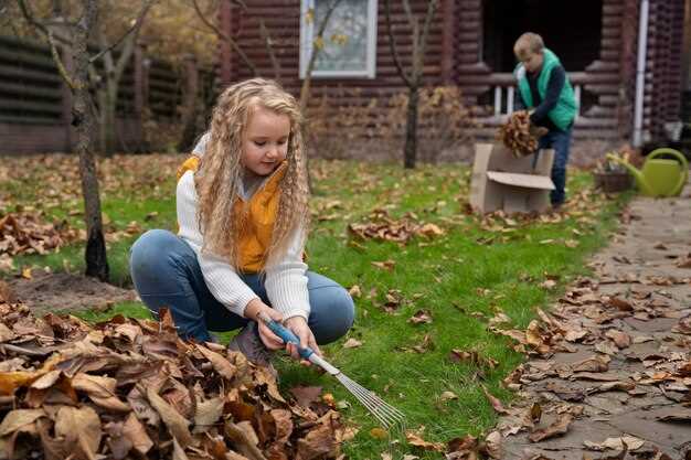 Обеспечьте ежедневный полив растений вечером, избегая утренних часов, чтобы вода максимально впитывалась в почву и снижала риск пересыхания корней. Используйте капельное орошение или полиэтиленовые шланги с распылителями, чтобы равномерно распределить жидкость по поверхности и проникнуть в глубину. Температурный режим и влажность воздуха также влияют на потребность растений в воде, поэтому контроль их уровня позволит поддерживать биологические процессы без излишней переувлажнения.