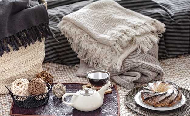 undefinedДля оформления оконных проемов и зон отдыха</strong> рекомендуется выбирать ткани с высокой стойкостью к выгоранию и влажным условиям, например, лен или плотный хлопок с водоотталкивающей пропиткой. Такие материалы сохранят свежесть внешнего вида при воздействии солнца и дождя, значительно дольше, чем легкие шёлковые или вискозные ткани.»></p>
<p><em>Для улучшения комфорта на мягкой мебели и декоративных элементов</em> предпочтение стоит отдавать наполненным материалаам с низкой впитываемостью влаги, устойчивым к загрязнениям и легко стираемым. Ортопедические подушки и покрывала из жаккарда или микрофибры отлично подходят для дачных условий, обеспечивая долговечность и практичность.</p>
<p><img decoding=