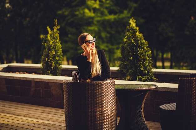 Качественное наружное освещение можно реализовать с помощью недорогих светодиодных гирлянд или солнечных ламп, которые не требуют подключения к электросети. Они позволяют создавать мягкое практичное освещение, выделять отдельные участки и при этом экономить электроэнергию. Для подсветки можно использовать пластиковые или деревянные стойки, приобретённые по доступной цене, или уже использованные материалы, обработанные от влаги и ультрафиолета.