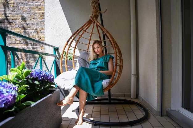 Многофункциональные конструкции из поддонов не только служат средствами разделения, но и предоставляют место для хранения вещей. Например, заднюю стенку из паллет можно оборудовать полками, а поверхность – превратить в сиденья, закрепив мягкую обивку. Внутреннюю часть можно использовать под ячейки для хранения инструментов, подушек или другого инвентаря, что позволяет значительно сэкономить пространство и обеспечить порядок. Такой подход подходит как для уличных площадок, так и для небольших придомовых уголков.