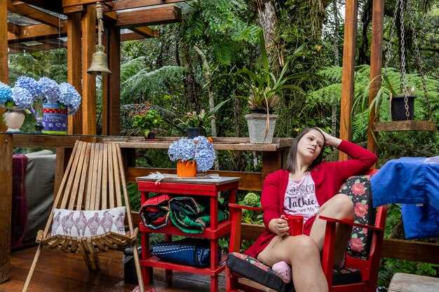 Для разграничения зон зачастую используют устаревшие паллеты, расположенные вертикально или горизонтально. Вертикальное размещение позволяет создать низкие перегородки, которые визуально делят пространство, не блокируя освещение. В качестве декоративных элементов можно покрыть их темной морилкой или оставить в естественном виде, добавив акценты уличных светильников или растений. Расположение панелей – по периметру, с возможностью дополнительно закрепить сетки или тканевые шторы для защиты от ветра и пыли.