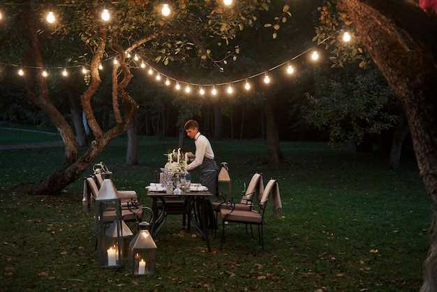 При оформлении дорожек рекомендуется применять линейное освещение, располагаемое по краю тропинок. Для этого используют низкопольные светильники, подключаемые параллельно к основному кабелю, закрепляемому с помощью специальной крепежной системы. Варианты подключения предусматривают использование одножильных кабелей с медной изоляцией и дополнительным заземлением для повышения устойчивости схемы к внешним воздействиям.