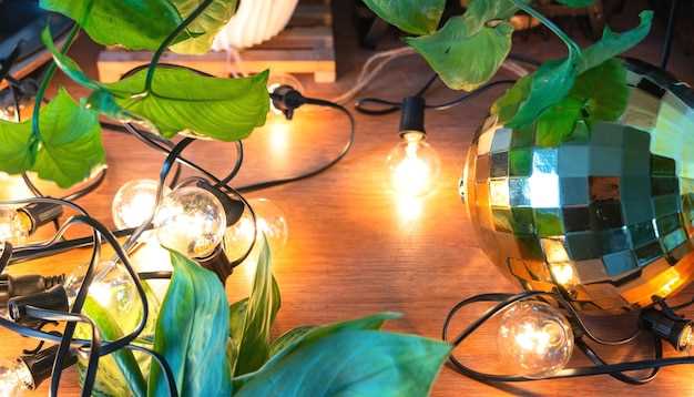 Для создания четкой сегментации участков рекомендуется использовать фиксированные опоры и линии электропередачи, расположенные под углом 45° к направлению разделяемых зон. Такой подход обеспечивает равномерное освещение границ и уменьшает теневые участки. Важно предварительно проконсультироваться с электриком для выбора оборудования с защитным классом IP65 и надежных соединений, чтобы исключить риск короткого замыкания при высокой влажности.