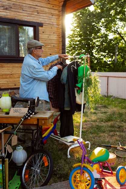Для повышения пожарной безопасности рекомендуется избегать размещения здания вблизи лесных массивов или сухих растительных остатков. Необходимо соблюдать минимальные расстояния от потенциальных очагов возгорания и обеспечить наличие противопожарных средств рядом, чтобы быстро реагировать на возможные чрезвычайные ситуации.