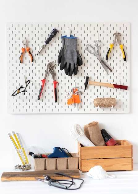 Для хранения часто используемых предметов применяйте компактные переносные кейсы с внутренним разделением. Их удобно размещать в специально оборудованных нишах или вертикальных ящиках. Внутренние перегородки из ударопрочного пластика или материи помогают зафиксировать небольшие детали и крепежные элементы, предотвращая их потерю и рассыпание. Рациональная организация пространства позволяет экономить время при подготовке к выполнению задач и уменьшает количество поиска нужных комплектов, обеспечивая системный подход к мастерскому порядку. Для хранения длинных элементов целесообразно использовать специальные конструкции с зажимами или вращающимися держателями, что обеспечивает быстрый доступ и удобство использования.