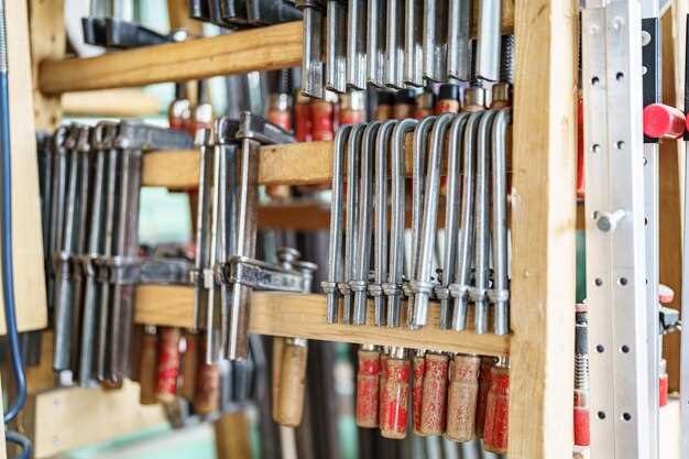 Используйте разборные настенные панели с фиксирующими крючками и держателями для рационального размещения инструментов по типам и размерам. Минимизация свободного пространства достигается за счет закрепления металлических и пластиковых элементов на стенах, что освобождает поверхность на полу и позволяет быстро находить нужные изделия. Для предотвращения беспорядка рекомендуется установить группировки по функциональным категориям: монтажные, ударные, измерительные приборы. Такой подход ускорит работу и снизит риск повреждения или потери оборудования.