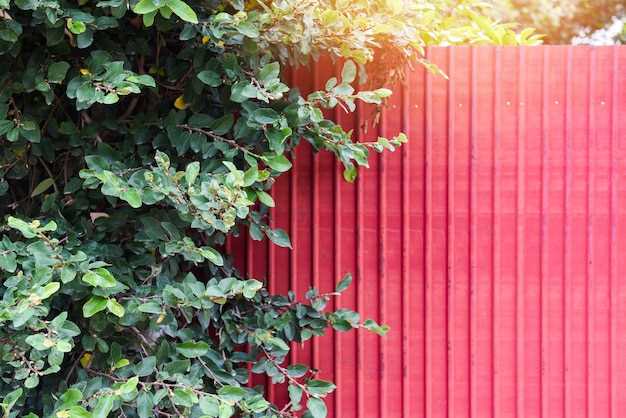 Важно понимать, что высокая прочность и минимальное обслуживание идут рука об руку с недорогой стоимостью. В процессе выбора важно уделять внимание качеству листов и способам их обработки: слой грунта и полимерные покрытия увеличивают сопротивление коррозии и значительно продлевают эксплуатационный период.