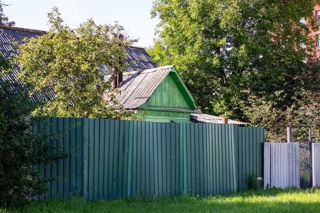 Установка таких ограждений предполагает наличие минимальных подготовительных работ: листы крепятся к каркасу с помощью заклепок или саморезов, что обеспечивает быстрый монтаж. В результате снижение затрат на рабочую силу и удобство выполнения работ позволяют реализовать проект в короткие сроки без привлечения специализированных бригад.